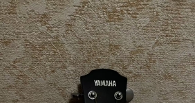 出民谣电箱吉他，雅马哈A系列40寸民谣吉他，几乎全新，功能完好无维修。黑色烤漆外观，金色边框点缀，音色通透。琴身保养很好，音准稳定，手感舒适。  闲置在家，诚心出售，非诚勿扰。基辅自提优先，有需要的朋友欢迎咨询