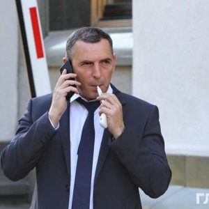 泽连斯基第一助手的汽车遭到袭击，司机受伤——来源：乌克兰媒体系统 ... ...