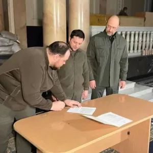 “历史性时刻”：泽连斯基签署乌克兰入欧申请书——来源：乌克兰独立信息社 ...