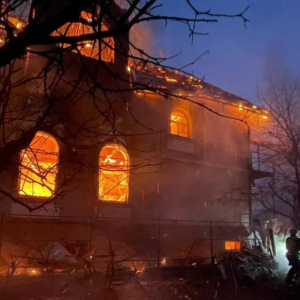 基辅遭大规模袭击：有导弹击中居民楼与宿舍楼，房屋和车辆起火——来源：乌克兰TSN新闻网