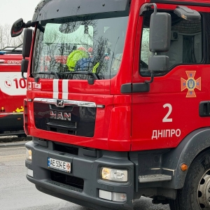 俄军空袭了位于第聂伯罗的一座美国工厂，约 300 吨油料泄漏至道路。目击者透露了相关情况——来源：SUSPILNE新闻