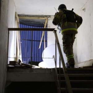 基辅一栋十五层住宅楼的墙体因无人机袭击损毁——来源：乌克兰RBC新闻网