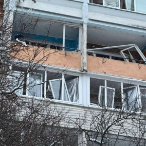 俄军袭击基辅造成两名女性受伤，一名男性受伤，现场引发火灾，多处建筑受损——SUSPILNE新闻