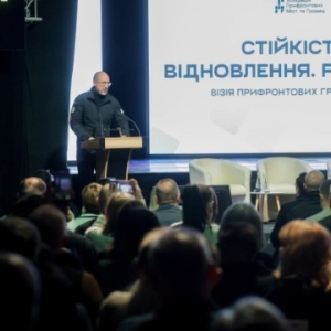 什梅加尔表示，乌克兰已调集逾 5 万名电力和热力行业工作人员参与相关设施的修复工作——来源：乌克兰国家通讯社