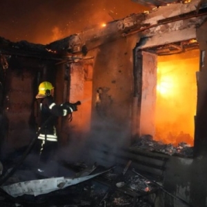 敖德萨凌晨遭袭：5 栋居民楼受损，一所中学部分损毁——来源：乌克兰国家通讯社