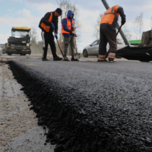 道路重建：泽连斯基签署法案，开启获取欧洲投资银行1.34亿欧元资金的通道——来源：乌克兰国家通讯社