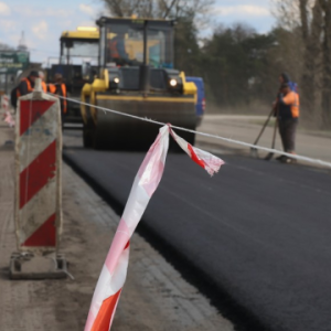 今年以来，乌克兰已完成超440万平方米道路修缮工程——来源：乌克兰国家通讯社